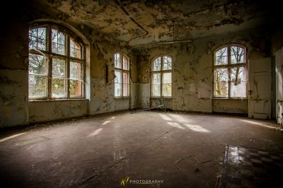 Ein Raum mit vielen Fenstern und viel Peeling Farbe